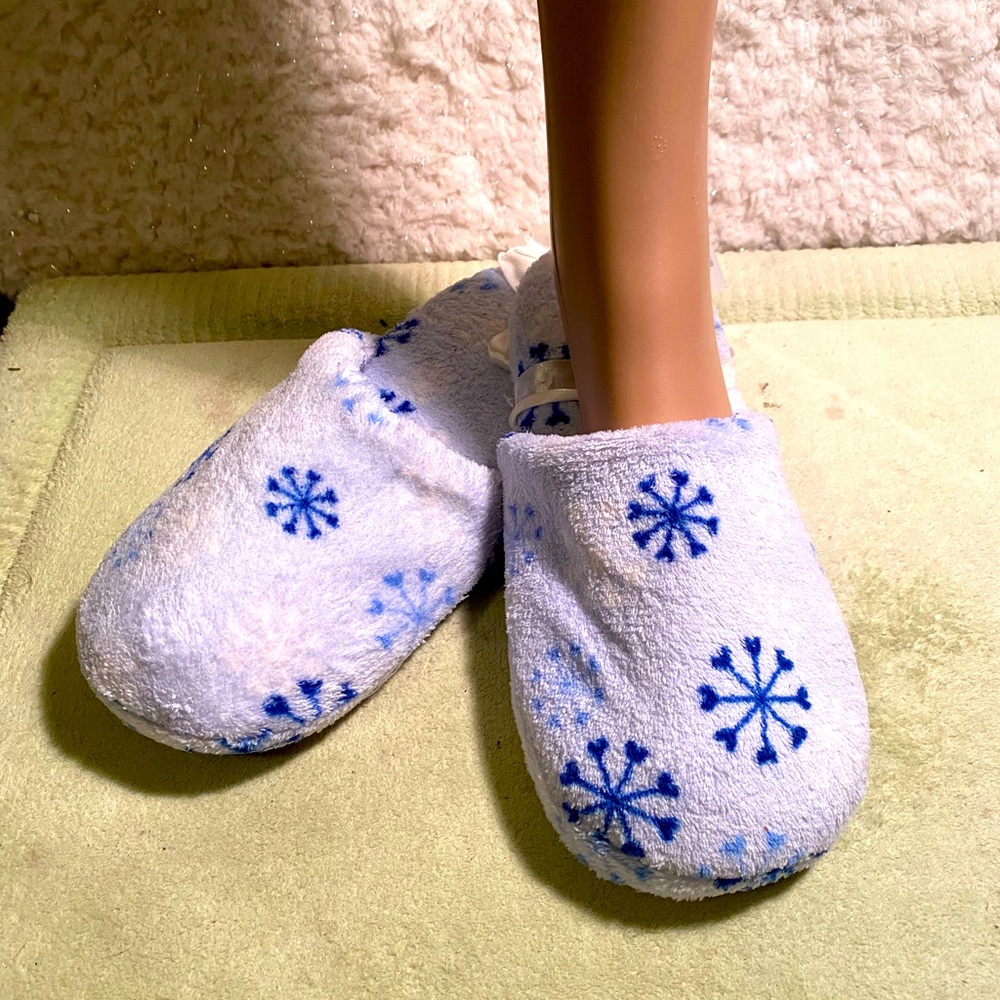 SOFT CUSHIONED WOMAN’S HOLIDAY SLIPPERS